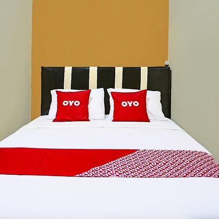 Oyo 91825 Ayu Lestari Homestay Nganjuk Exterior foto