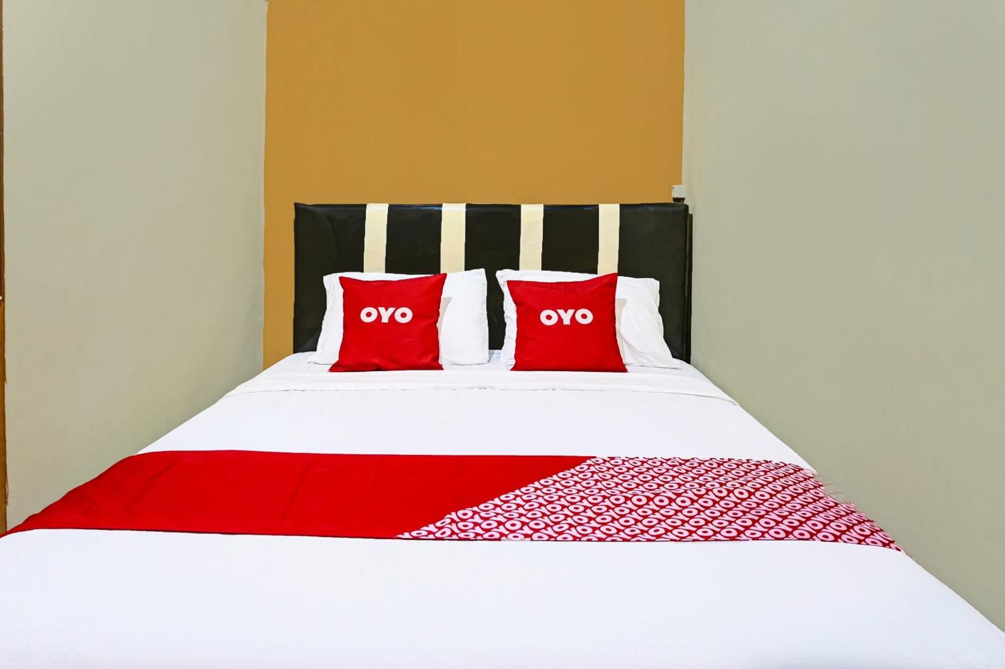 Oyo 91825 Ayu Lestari Homestay Nganjuk Exterior foto