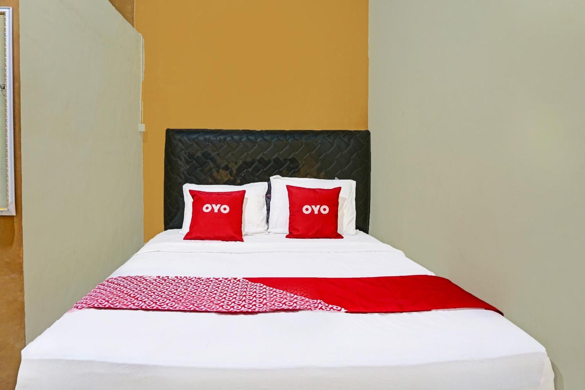 Oyo 91825 Ayu Lestari Homestay Nganjuk Exterior foto