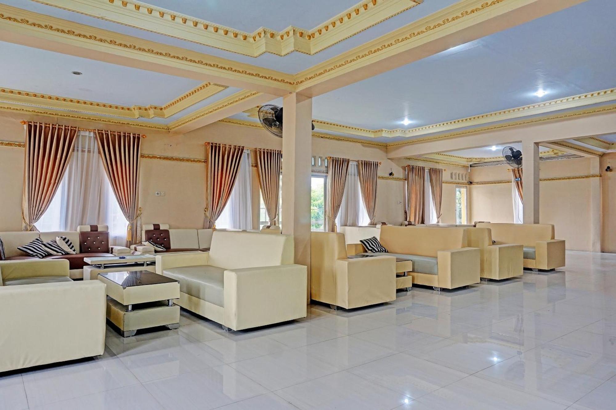 Oyo 91825 Ayu Lestari Homestay Nganjuk Exterior foto