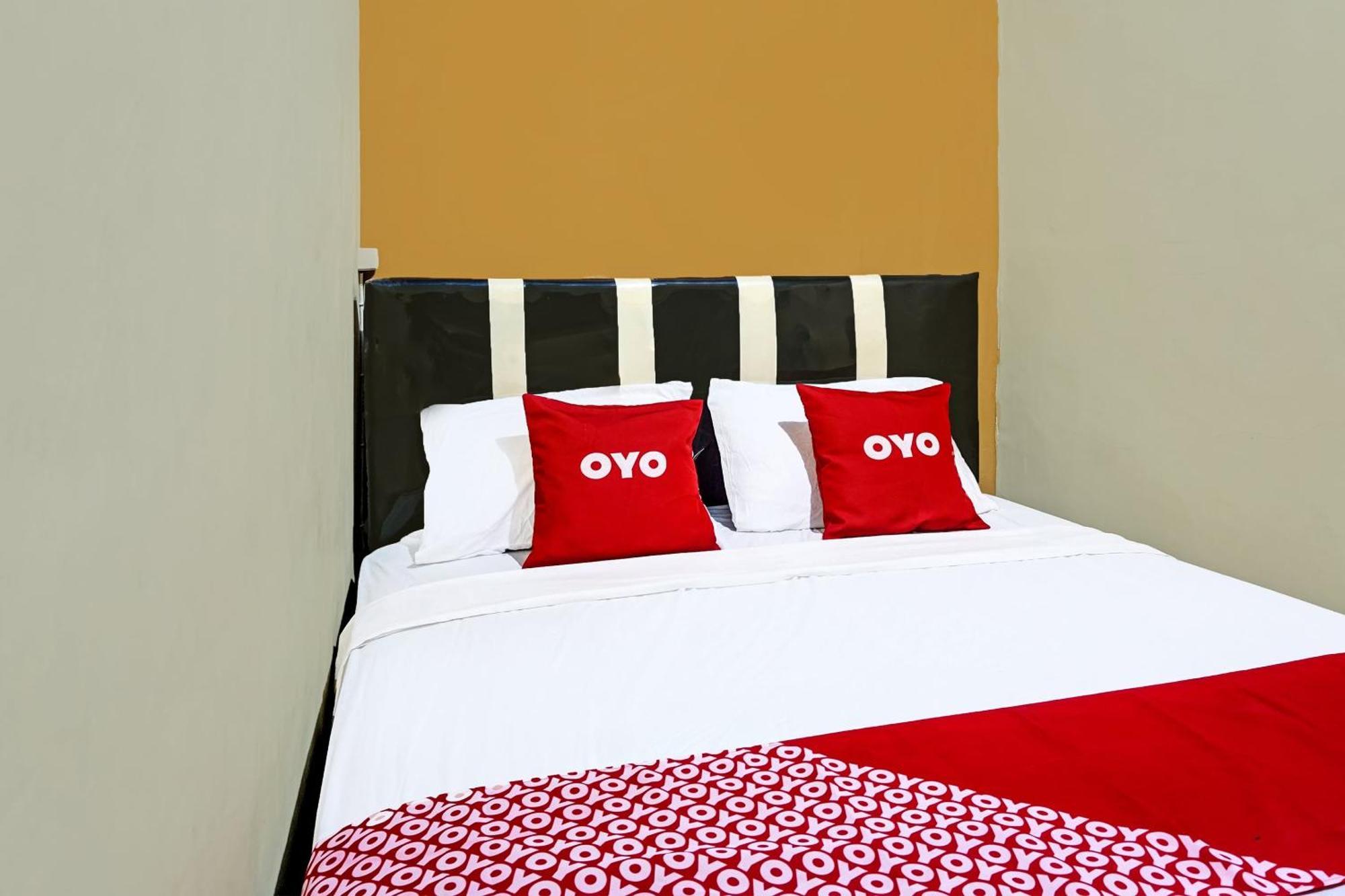 Oyo 91825 Ayu Lestari Homestay Nganjuk Exterior foto