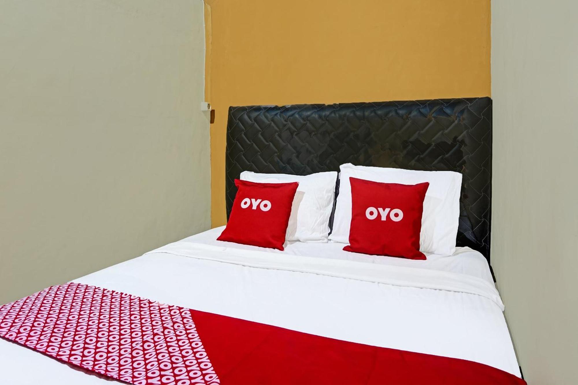 Oyo 91825 Ayu Lestari Homestay Nganjuk Exterior foto