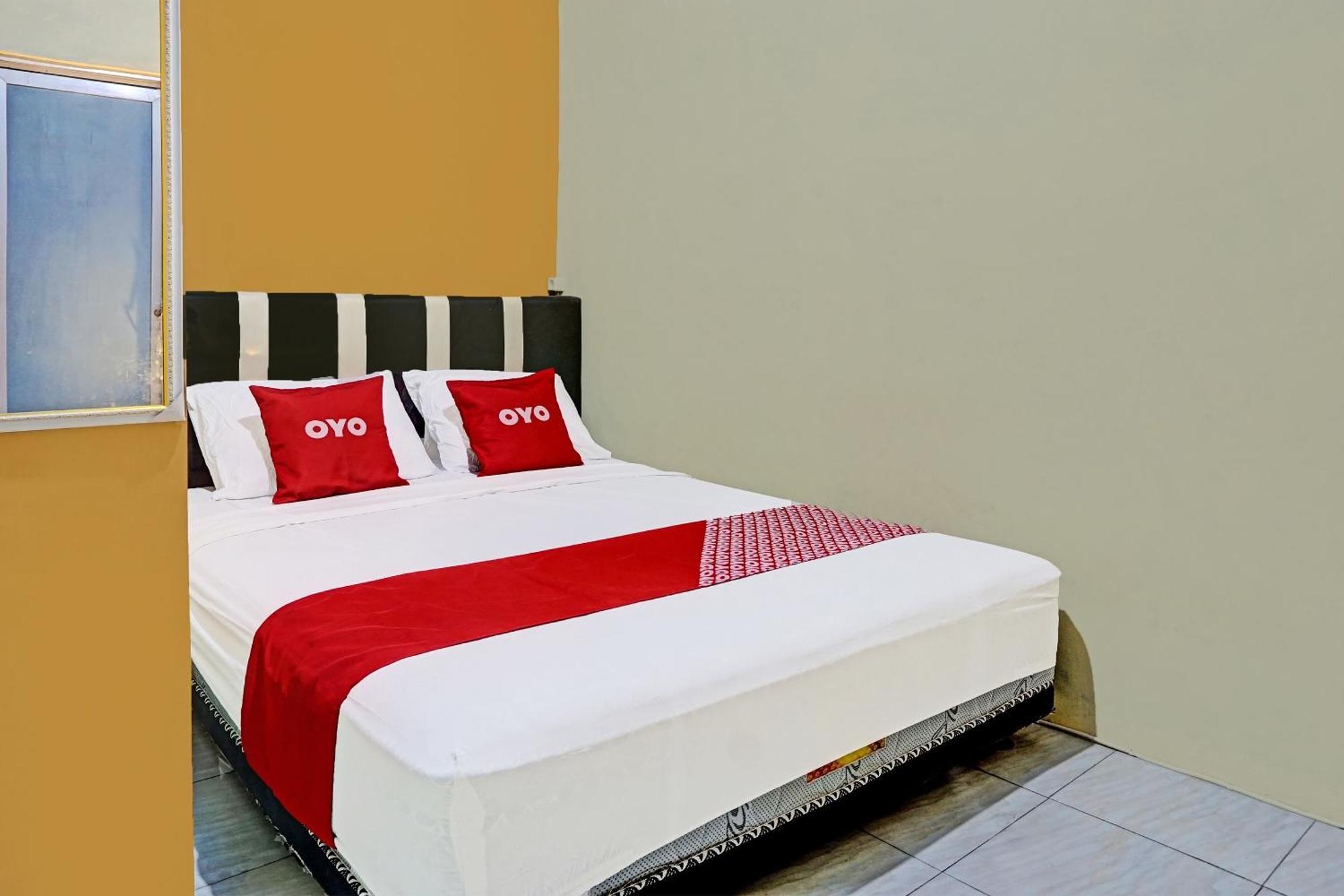 Oyo 91825 Ayu Lestari Homestay Nganjuk Exterior foto