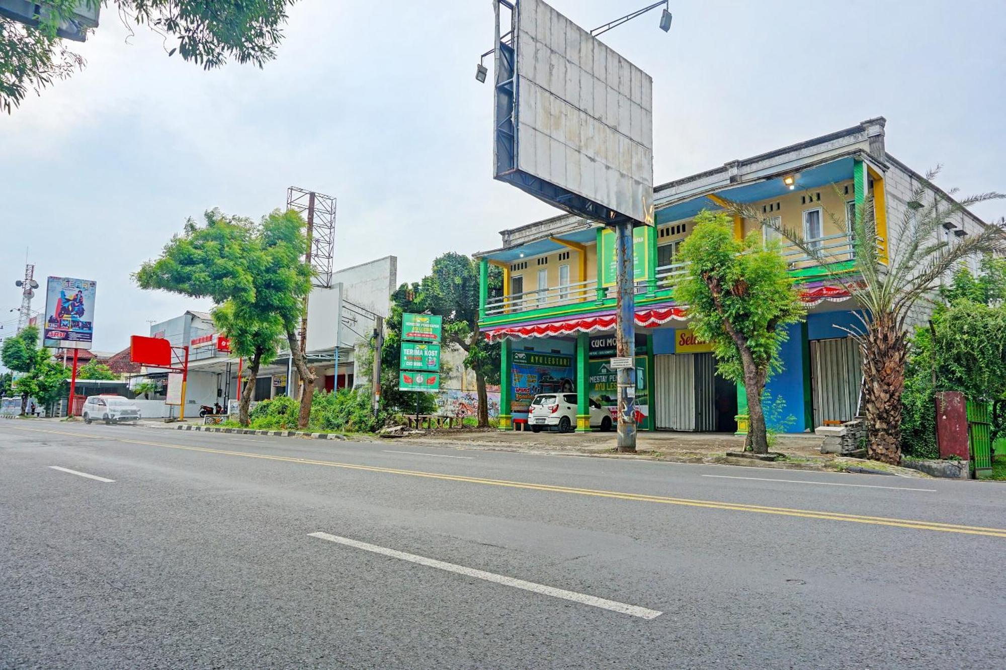Oyo 91825 Ayu Lestari Homestay Nganjuk Exterior foto