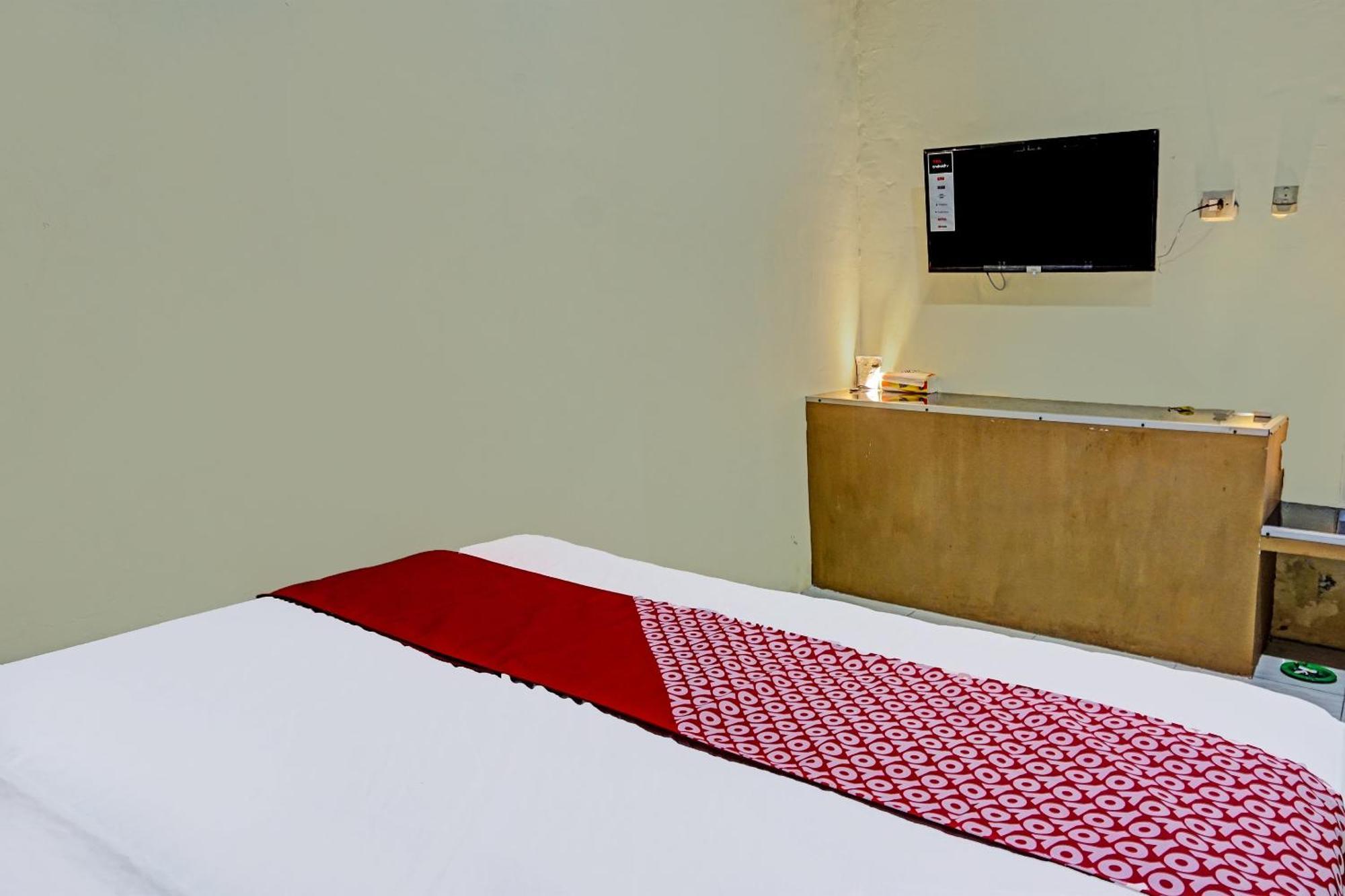 Oyo 91825 Ayu Lestari Homestay Nganjuk Exterior foto