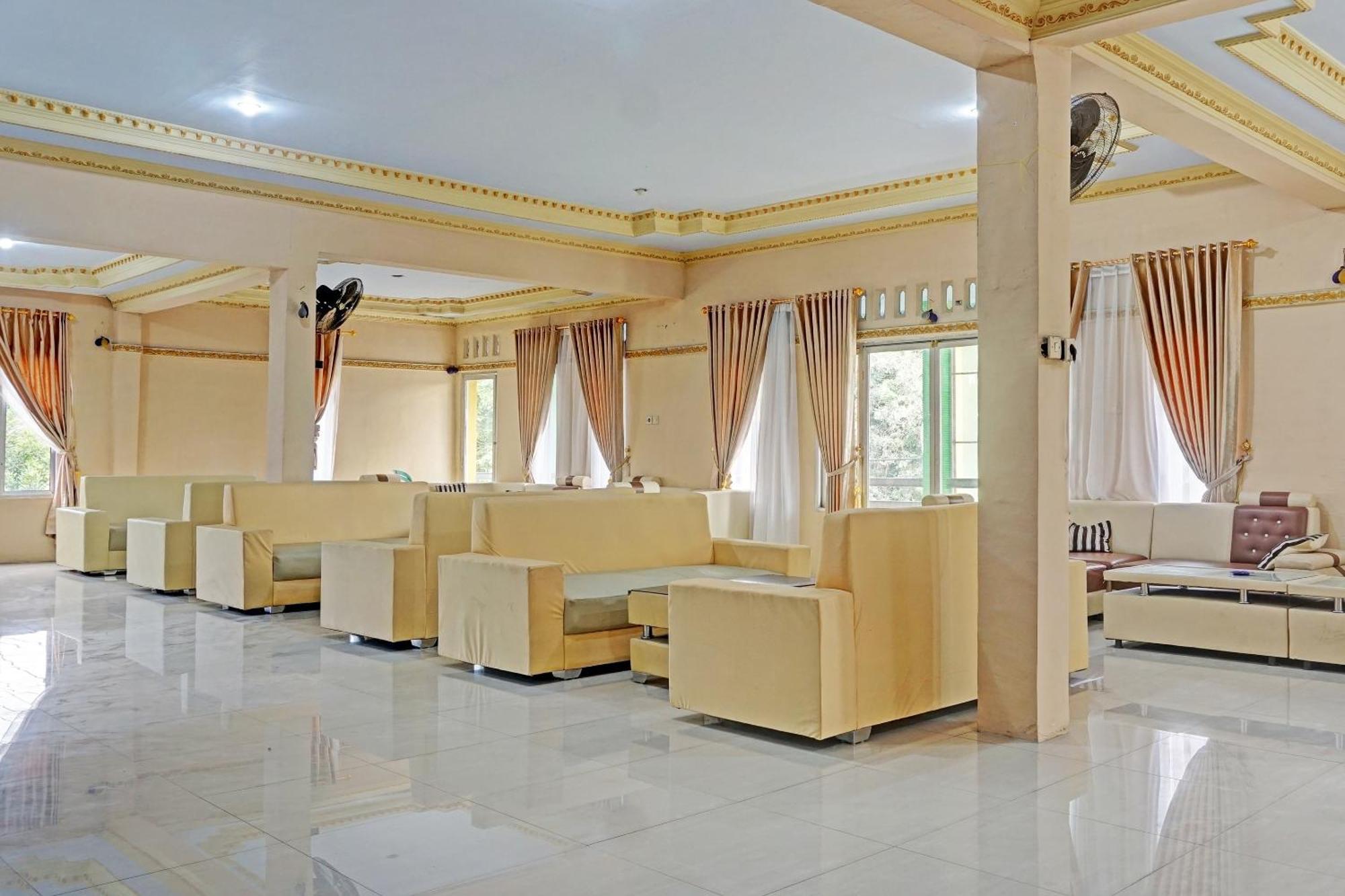 Oyo 91825 Ayu Lestari Homestay Nganjuk Exterior foto
