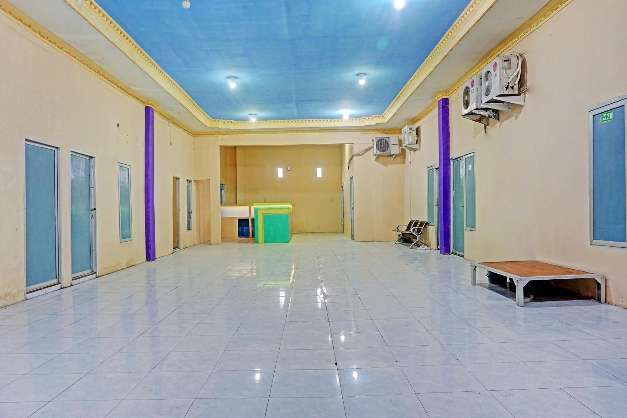 Oyo 91825 Ayu Lestari Homestay Nganjuk Exterior foto